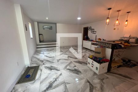 Casa à venda com 1100m², 8 quartos e 3 vagas Casa à venda com 1100m², 8 quartos e 3 vagasSala de cinema