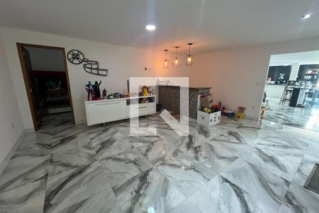 Casa à venda com 1100m², 8 quartos e 3 vagas Casa à venda com 1100m², 8 quartos e 3 vagasSala de cinema