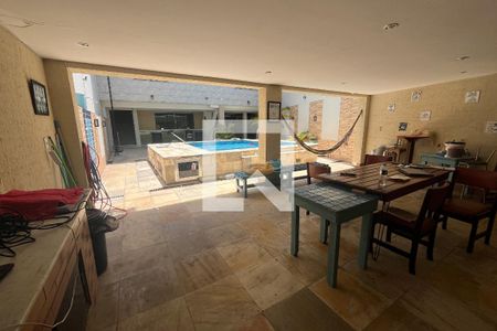 Casa à venda com 1100m², 8 quartos e 3 vagas Casa à venda com 1100m², 8 quartos e 3 vagasChurrasqueira