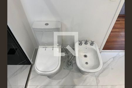 Apartamento à venda com 242m², 4 quartos e 3 vagas Apartamento à venda com 242m², 4 quartos e 3 vagasBanheiro da Suíte 2