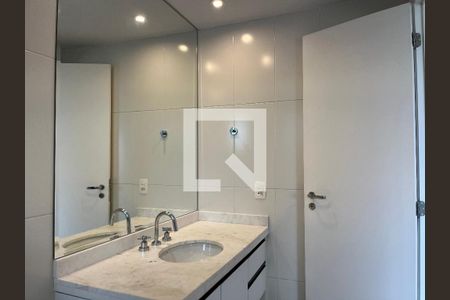 Apartamento à venda com 242m², 4 quartos e 3 vagas Apartamento à venda com 242m², 4 quartos e 3 vagasBanheiro da Suíte 1