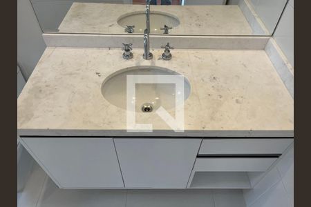 Apartamento à venda com 242m², 4 quartos e 3 vagas Apartamento à venda com 242m², 4 quartos e 3 vagasBanheiro da Suíte 1