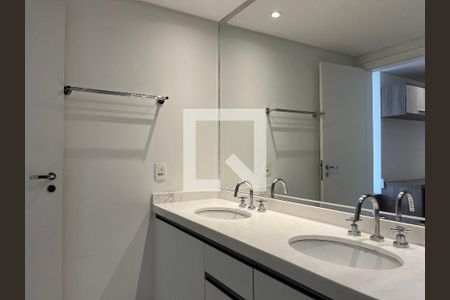 Apartamento à venda com 242m², 4 quartos e 3 vagas Apartamento à venda com 242m², 4 quartos e 3 vagasBanheiro da Suíte 2