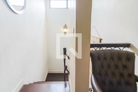 Casa à venda com 230m², 5 quartos e 3 vagasEscada