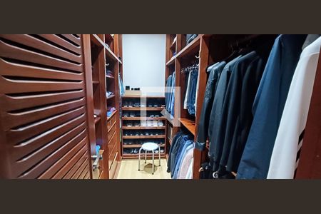 Apartamento para alugar com 330m², 4 quartos e 6 vagas Apartamento para alugar com 330m², 4 quartos e 6 vagasCloset Suíte 4