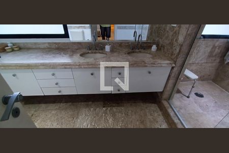 Apartamento para alugar com 330m², 4 quartos e 6 vagas Apartamento para alugar com 330m², 4 quartos e 6 vagasBanheiro da Suíte 4