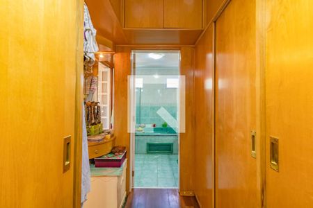 Casa à venda com 279m², 5 quartos e 5 vagas Casa à venda com 279m², 5 quartos e 5 vagasCorredor
