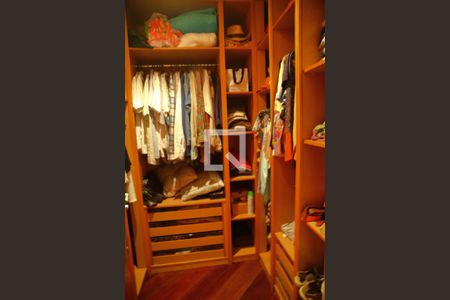 Casa à venda com 252m², 3 quartos e 4 vagasCloset Suíte 1