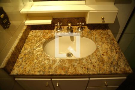 Casa à venda com 252m², 3 quartos e 4 vagasBanheiro Suíte 2