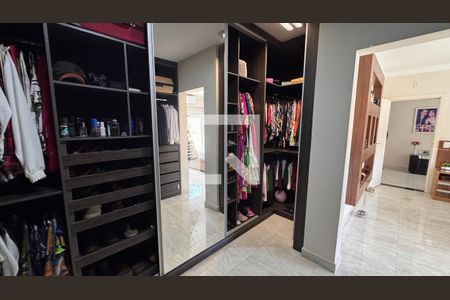 Casa à venda com 358m², 5 quartos e 6 vagas Casa à venda com 358m², 5 quartos e 6 vagasCloset da suíte 1
