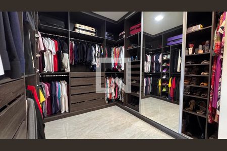 Casa à venda com 358m², 5 quartos e 6 vagas Casa à venda com 358m², 5 quartos e 6 vagasCloset da suíte 1