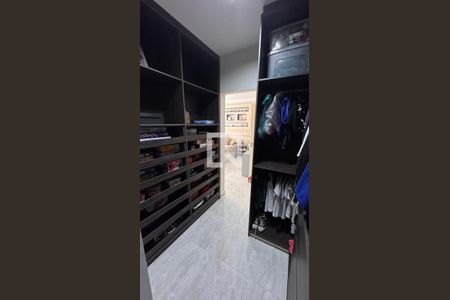 Casa à venda com 358m², 5 quartos e 6 vagas Casa à venda com 358m², 5 quartos e 6 vagasCloset da suíte 2