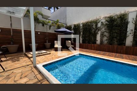 Casa à venda com 358m², 5 quartos e 6 vagas Casa à venda com 358m², 5 quartos e 6 vagasPiscina