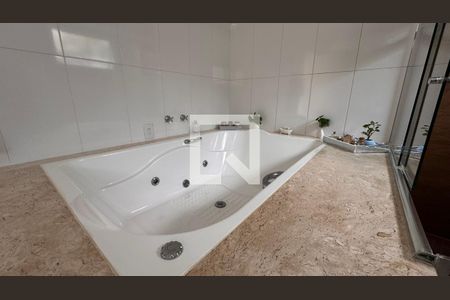 Casa à venda com 358m², 5 quartos e 6 vagas Casa à venda com 358m², 5 quartos e 6 vagasBanheiro da Suíte 1