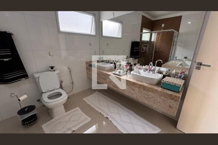 Casa à venda com 358m², 5 quartos e 6 vagas Casa à venda com 358m², 5 quartos e 6 vagasBanheiro da Suíte 1