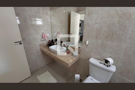 Casa à venda com 358m², 5 quartos e 6 vagas Casa à venda com 358m², 5 quartos e 6 vagasBanheiro da Suíte 2