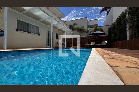 Casa à venda com 358m², 5 quartos e 6 vagas Casa à venda com 358m², 5 quartos e 6 vagasPiscina