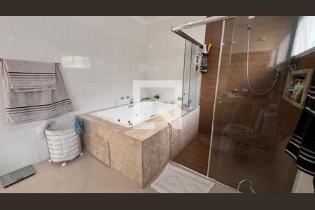 Casa à venda com 358m², 5 quartos e 6 vagas Casa à venda com 358m², 5 quartos e 6 vagasBanheiro da Suíte 1