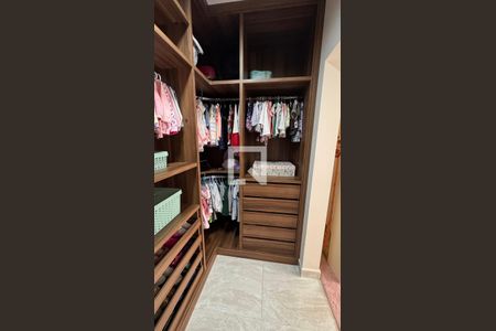 Casa à venda com 358m², 5 quartos e 6 vagas Casa à venda com 358m², 5 quartos e 6 vagasCloset da suíte 3