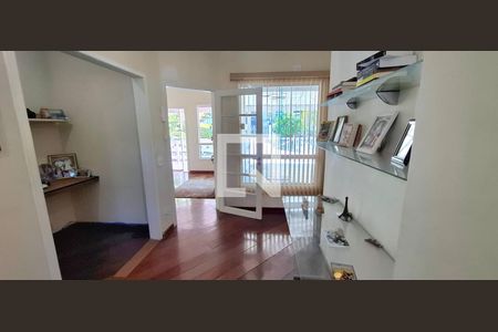 Casa à venda com 300m², 6 quartos e 2 vagas Casa à venda com 300m², 6 quartos e 2 vagasHall de Entrada