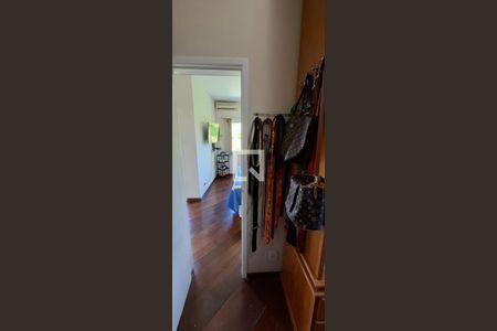 Casa à venda com 300m², 6 quartos e 2 vagas Casa à venda com 300m², 6 quartos e 2 vagasCloset