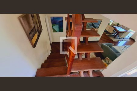 Casa à venda com 300m², 6 quartos e 2 vagas Casa à venda com 300m², 6 quartos e 2 vagasEscada