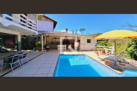Casa à venda com 300m², 6 quartos e 2 vagas Casa à venda com 300m², 6 quartos e 2 vagasPiscina
