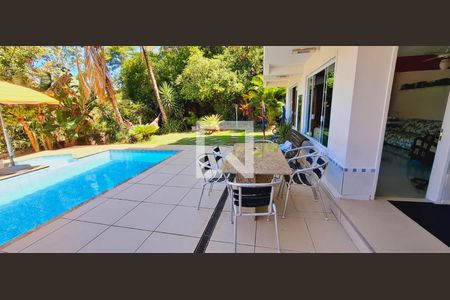 Casa à venda com 300m², 6 quartos e 2 vagas Casa à venda com 300m², 6 quartos e 2 vagasPiscina