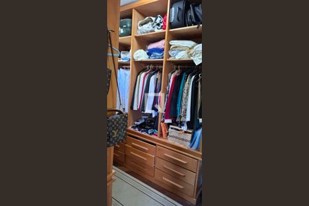 Casa à venda com 300m², 6 quartos e 2 vagas Casa à venda com 300m², 6 quartos e 2 vagasCloset