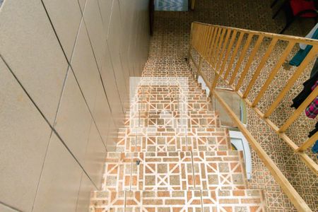 Casa para alugar com 100m², 1 quarto e 1 vagaEscada - entrada