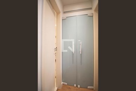 Apartamento à venda com 61m², 1 quarto e sem vagaBanheiro social - corredor de acesso com armário