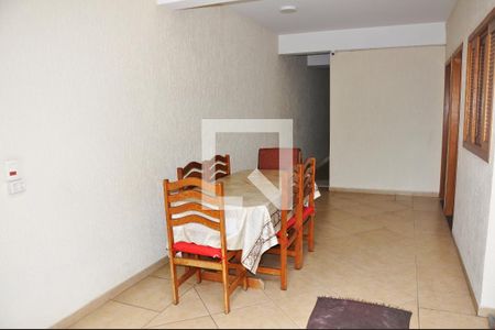 Casa à venda com 228m², 3 quartos e 5 vagasEscada