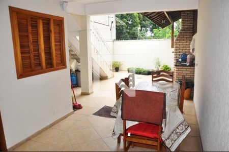 Casa à venda com 228m², 3 quartos e 5 vagasEscada