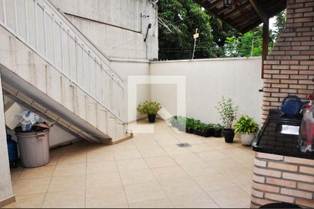 Casa à venda com 228m², 3 quartos e 5 vagasEscada