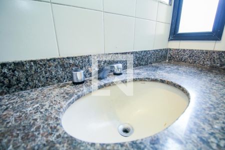 Apartamento à venda com 80m², 2 quartos e 2 vagasBanheiro suite 