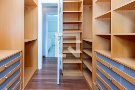 Casa de condomínio à venda com 350m², 4 quartos e 4 vagas Casa de condomínio à venda com 350m², 4 quartos e 4 vagasCloset da Suíte 1