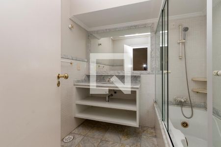 Casa de condomínio à venda com 350m², 4 quartos e 4 vagas Casa de condomínio à venda com 350m², 4 quartos e 4 vagasBanheiro da Suíte 3