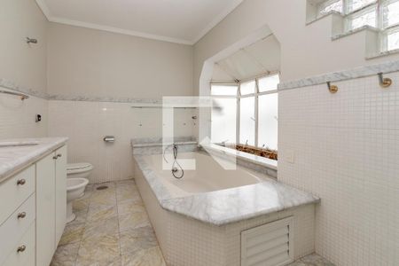 Casa de condomínio à venda com 350m², 4 quartos e 4 vagas Casa de condomínio à venda com 350m², 4 quartos e 4 vagasBanheiro da Suíte 1