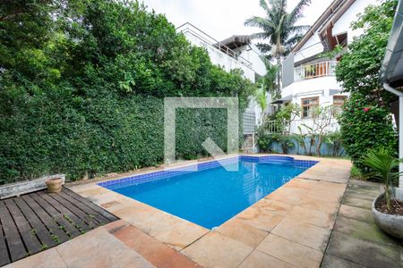 Casa de condomínio à venda com 350m², 4 quartos e 4 vagas Casa de condomínio à venda com 350m², 4 quartos e 4 vagasPiscina