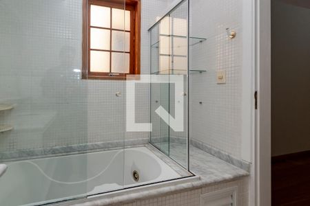 Casa de condomínio à venda com 350m², 4 quartos e 4 vagas Casa de condomínio à venda com 350m², 4 quartos e 4 vagasBanheiro da Suíte 3