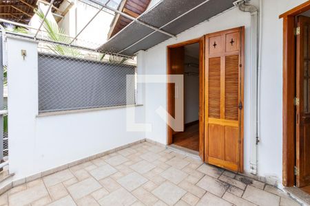 Casa de condomínio à venda com 350m², 4 quartos e 4 vagas Casa de condomínio à venda com 350m², 4 quartos e 4 vagasVaranda da Suíte 2