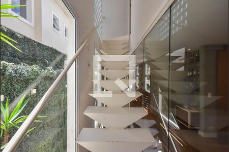 Casa à venda com 338m², 3 quartos e 5 vagasEscada