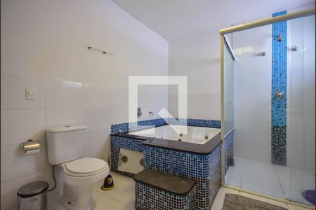 Casa à venda com 338m², 3 quartos e 5 vagasBanheiro Suíte 1