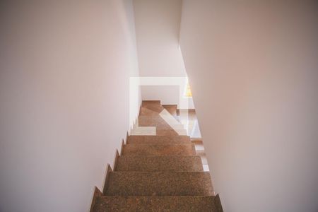 Casa à venda com 220m², 3 quartos e 2 vagasEscadas