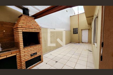 Casa à venda com 251m², 4 quartos e 5 vagas Casa à venda com 251m², 4 quartos e 5 vagasÁrea comum - Churrasqueira
