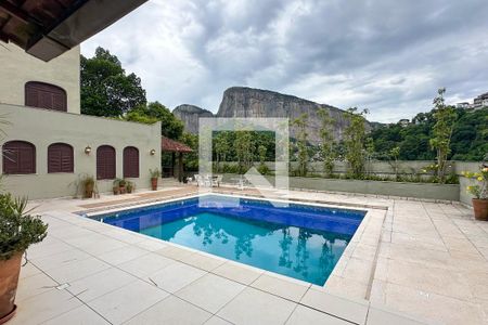 Casa à venda com 1800m², 11 quartos e 8 vagasPiscina