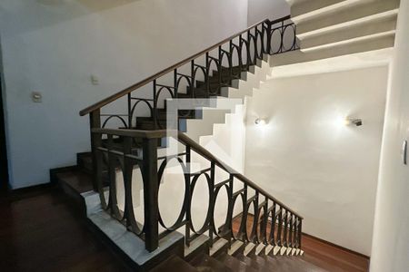 Casa à venda com 1800m², 11 quartos e 8 vagasEscada