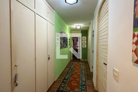 Casa à venda com 1800m², 11 quartos e 8 vagasCorredor