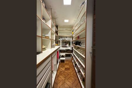 Casa à venda com 1800m², 11 quartos e 8 vagasDispensa