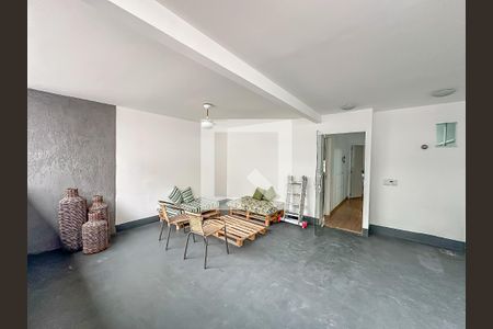 Casa à venda com 240m², 9 quartos e sem vaga Casa à venda com 240m², 9 quartos e sem vagaVaranda